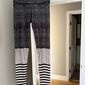 Onzie Monochrome Abstract Leggings